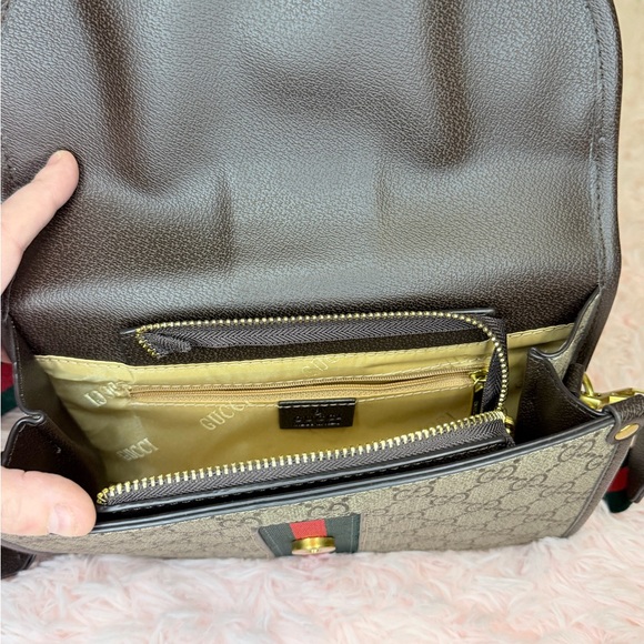 Elegant Designer Crossbody Bag with Green and Red Accents - Picture 3 of 4